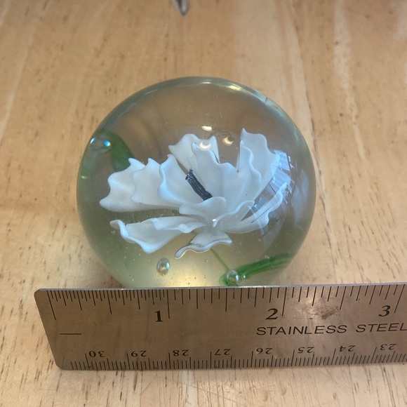 Vintage art glass flower paper weight. There is a small dent on bottom side - Picture 6 of 6